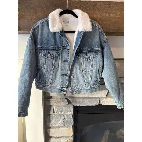 AE American Eagle Sherpa Lined Denim Jacket M oversized Cropped Trucker Preppy - Picture 1 of 8